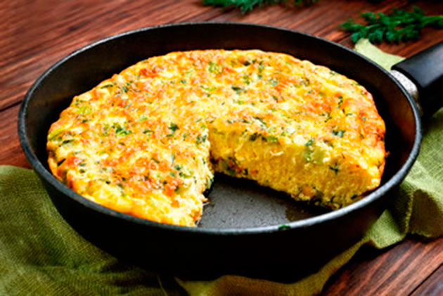 Os 12 principais benefícios da aveia-Omelete-com-farinha-de-aveia-e-legumes