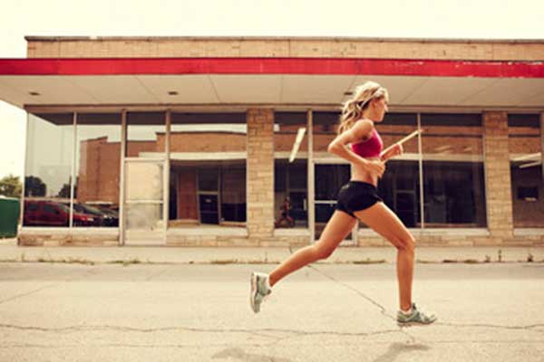 Correr-faz-bem-ao-cérebro-ao-corpo-e-às-emoções-bem-estar-e-saúde-600x400-corrida-02