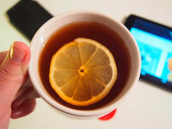 beneficios-do-limão-bem-estar-e-saúde-lemon-tea_Y2H9R8U1HU-Stock-Snap-600x450 xícara de chá com limão